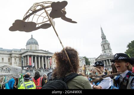 Londres, Royaume-Uni. 4 septembre 2021. Les activistes climatiques de la rébellion de l'extinction se réunissent sur Trafalgar Square pour participer à une marche colorée pour la nature le dernier jour de leur rébellion impossible de deux semaines. Extinction la rébellion appelle le gouvernement britannique à mettre fin à tous les nouveaux investissements dans les combustibles fossiles avec effet immédiat. Crédit : Mark Kerrison/Alamy Live News Banque D'Images