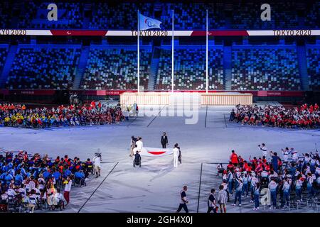 L'entrée du drapeau japonais photographié lors de la cérémonie de clôture des Jeux paralympiques de Tokyo de 2020, dimanche 05 septembre 2021, à Tokyo, au Japon. Banque D'Images