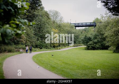 Newcastle Angleterre: 29 août 2021: Les gens marchent (pas de visages) près du pont Armstrong pendant l'été à Jesmond Dene, Newcastle upon Tyne Angleterre Banque D'Images