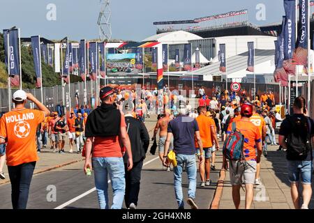 Zandvoort, pays-Bas. Le 05septembre 2021. Atmosphère du circuit - ventilateurs au niveau du circuit. 05.09.2021. Championnat du monde de Formule 1, Rd 13, Grand Prix des pays-Bas, Zandvoort, pays-Bas, Jour de la course. Le crédit photo doit être lu : images XPB/Press Association. Crédit : XPB Images Ltd/Alamy Live News Banque D'Images