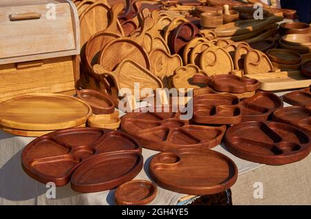 Un comptoir de vente de rue avec assiettes en bois et saladiers. Banque D'Images