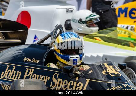 Lotus 97T Formule 1, voiture de course Grand Prix dans le paddock au Goodwood Festival of Speed 2014. La voiture de F1 historique d'Ayrton Senna dans les années 1990 est en train d'être conduite Banque D'Images