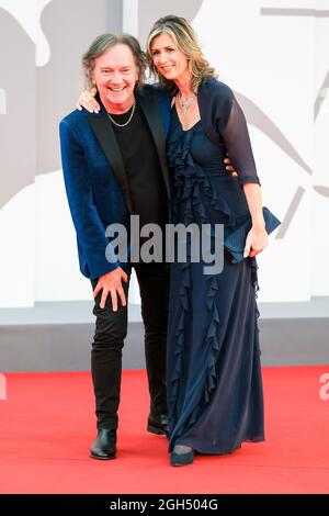 Le Palazzo del Cinema, Lido di Venezia, Venise, Italie. 4 septembre 2021. Bruno Canzian et Beatrix Niederwieser posent sur le tapis rouge de COMPETENCIA OFICIAL lors du 78e Festival International du film de Venise. Photo par crédit : Julie Edwards/Alamy Live News Banque D'Images