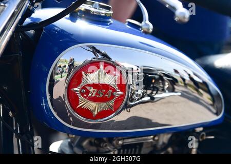 Brighton Royaume-Uni 5 septembre 2021 - des milliers de motards à l'Ace Cafe Reunion Brighton Burn Up événement tenu le long de Madeira Drive sur le front de mer . L'événement est acclamé comme l'un des meilleurs événements moto au monde et célèbre le célèbre North London Ace café qui a fermé en 1969 puis rouvert en 2001 d'où les motards ont pris le départ le matin et ont pris la direction de Brighton : Credit Simon Dack / Alamy Live News Banque D'Images