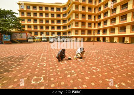 Dhaka. 5 septembre 2021. Les membres du personnel peignent des cercles en suivant les normes de distanciation sociale avant la réouverture de l'école à Dhaka, au Bangladesh, le 5 septembre 2021. Le gouvernement bangladais a annoncé la réouverture des écoles et des collèges du pays à partir de septembre 12, après une fermeture d'environ 18 mois. Credit: Xinhua/Alay Live News Banque D'Images