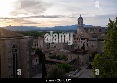 Vue sur la cathédrale Saint Mary dans la vieille ville de Gérone, Catalogne, Nord de l'Espagne. Banque D'Images