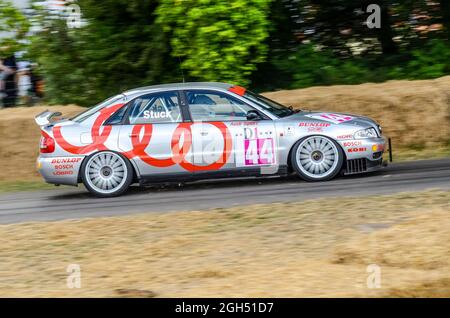 Audi A4 en course sur le circuit de montée de la colline au Goodwood Festival of Speed Motor Racing event 2014. Hans-Joachim coincé 1995 Audi Quattro Super Tourer Banque D'Images