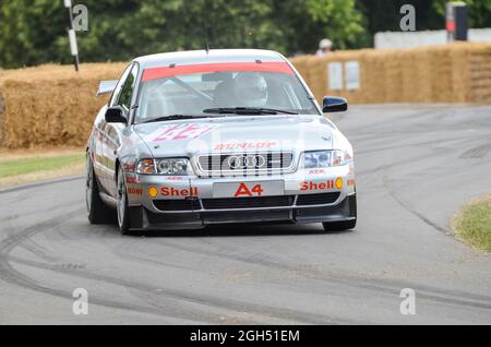 Audi A4 en course sur le circuit de montée de la colline au Goodwood Festival of Speed Motor Racing event 2014. Hans-Joachim coincé 1995 Audi Quattro Super Tourer Banque D'Images