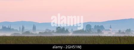 Brouillard dans les plaines de la rivière Turiec, Slovaquie. Banque D'Images