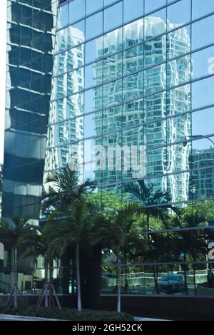 Le gratte-ciel se reflète dans le mur miroir d'un autre bâtiment Banque D'Images