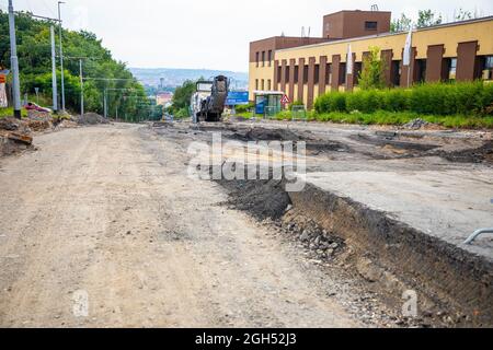Prague, République tchèque - 12.08.2021: Fragment d'une route en cours de réparation avec une couche d'asphalte enlevé dans le district de Prague, République tchèque Banque D'Images