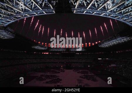 TOKYO, JAPON - 5 SEPTEMBRE : feux d'artifice lors de la cérémonie de clôture des Jeux paralympiques de Tokyo de 2020 au stade olympique le 5 septembre 2021 à Tokyo, Japon (photo de Helene Wiesenhaan/Orange Pictures) NOCNSF Atletiekunie crédit : Orange pics BV/Alay Live News Banque D'Images