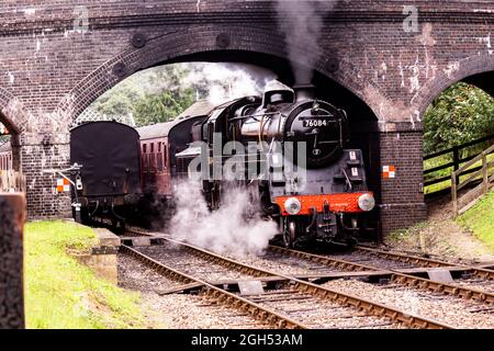 BR Standard 4 no 76084 départ de la gare de Weybourne avec un train jusqu'à Holt Banque D'Images