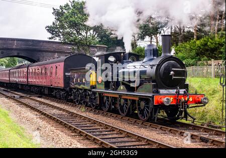 Great Eastern Railway 0-6-0 no 564 départ de la gare de Weybourne avec un train jusqu'à l'arrêt Banque D'Images