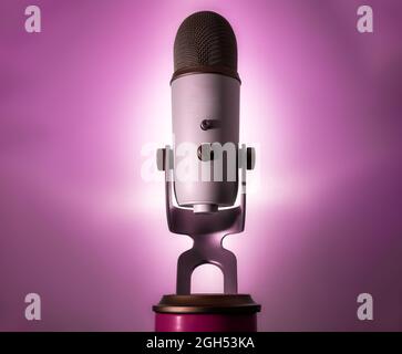 microphone sur fond rose pour le webcast ou la communication de podcast .concept . Banque D'Images