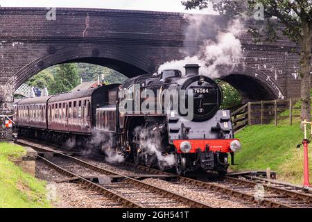 BR Standard 4 no 76084 départ de la gare de Weybourne avec un train jusqu'à Holt Banque D'Images