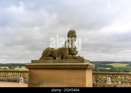 Sculpture antique en pierre sculptée d'un sphinx, célèbre monument dépeint le corps d'un lion avec une tête humaine dans les jardins de Harewood House près de Leeds. Banque D'Images