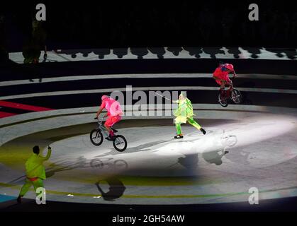 Des interprètes lors de la cérémonie de clôture des Jeux paralympiques de Tokyo de 2020 au stade olympique au Japon. Date de la photo: Dimanche 5 septembre 2021. Banque D'Images