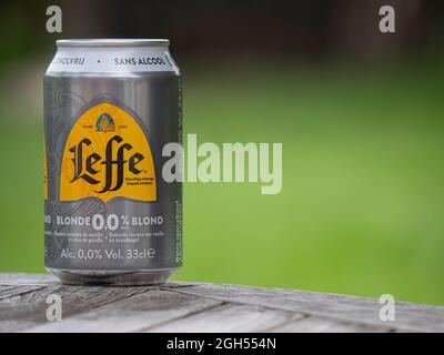 Louvain, Belgique, 02 septembre 2021, Une boîte de blonde Leffe sans alcool, brassée par Anheuser-Bush InBev Leuven Banque D'Images