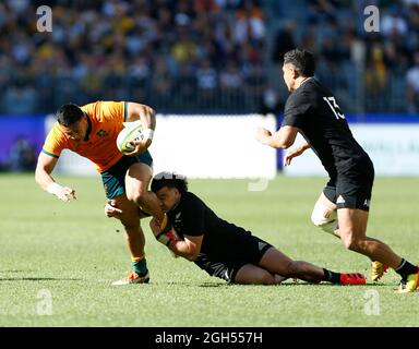 5 septembre 2021 ; Optus Stadium, Perth, Australie : coupe Bledisloe internationale de rugby, Australie contre Nouvelle-Zélande ; l'Australie tente de briser la défense de All Blacks Banque D'Images