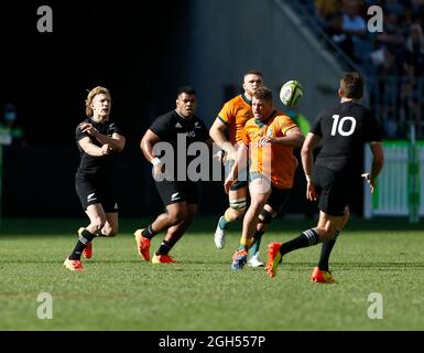 5 septembre 2021 ; Optus Stadium, Perth, Australie : coupe Bledisloe internationale de rugby, Australie contre Nouvelle-Zélande ; Damian McKenzie des All Blacks passe à Beauden Barrett Banque D'Images