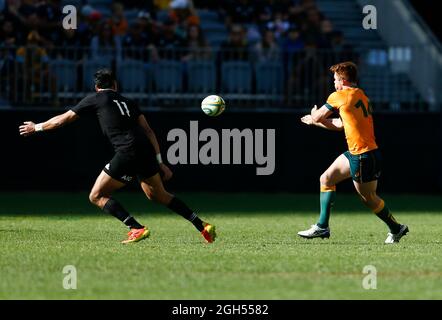 5 septembre 2021 ; Optus Stadium, Perth, Australie : coupe Bledisloe internationale de rugby, Australie contre Nouvelle-Zélande ; Andrew Kellaway de l'Australian Wallabies passe le ballon Banque D'Images