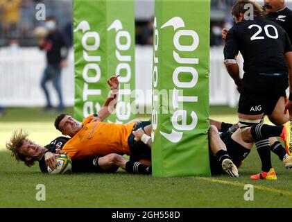5 septembre 2021 ; Optus Stadium, Perth, Australie : coupe Bledisloe internationale de rugby, Australie contre Nouvelle-Zélande ; Tom Banks of the Australian Wallabies marque un essai pendant la seconde moitié Banque D'Images