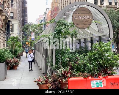 New York, NY, États-Unis - 4 sept. 2021: Scarpetta dîner à l'extérieur au 88 Madison Avenue près de 28th Street Banque D'Images