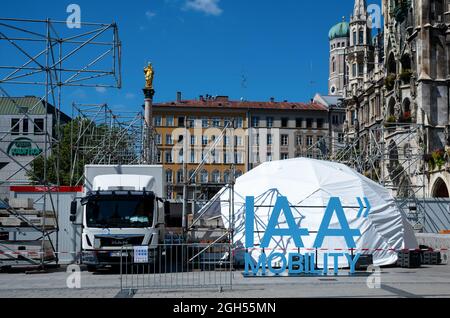 Munich, Allemagne. Le 05septembre 2021. Le logo du salon International de l'automobile (IAA Mobility) se trouve sur la Marienplatz. L'IAA Mobility 2021 doit se tenir à Munich du 07 au 12 septembre 2021. Credit: Sven Hoppe/dpa/Alay Live News Banque D'Images