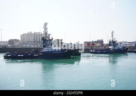 Remorqueurs DHB Dauntless et DHB Doughty dans le port de Douvres. Date de la photo: Dimanche 5 septembre 2021. Banque D'Images