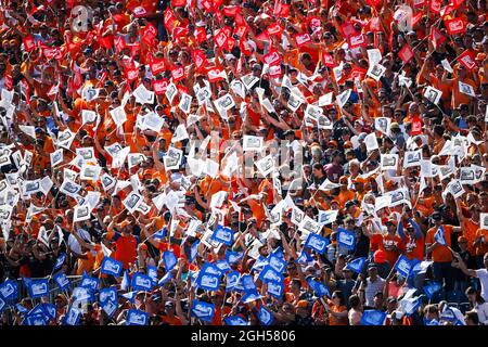 Zandvoort, pays-Bas. Le 05septembre 2021. Tribunes, fans lors du Grand Prix néerlandais de Formule 1 Heineken 2021, 13e tour du Championnat du monde de Formule 1 2021 de la FIA du 3 au 5 septembre 2021 sur le circuit Zandvoort, à Zandvoort, pays-Bas crédit: Agence de photo indépendante/Alamy Live News Banque D'Images