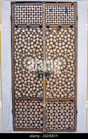 Portail avec bois et mosaïque nacre à l'intérieur de l'ancien et célèbre palais de Topkapi à Istanbul, Turquie Banque D'Images