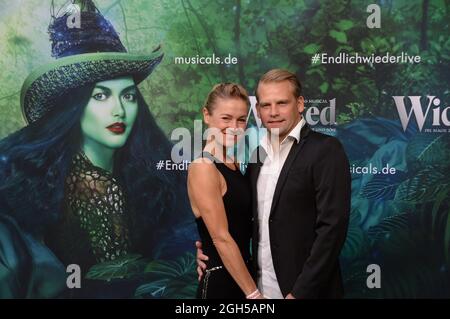 Hamburg der 05.09.2021 - Rhea Harder-Vennewald mit ihrem Ehemann Jörg Vennewald zu Gast BEI der Deutschlandpremiere des musical 'Wicked Magie zwischen Banque D'Images