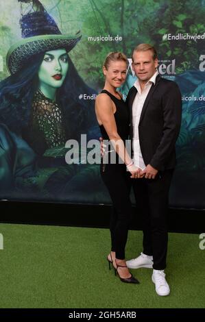 Hamburg der 05.09.2021 - Rhea Harder-Vennewald mit ihrem Ehemann Jörg Vennewald zu Gast BEI der Deutschlandpremiere des musical 'Wicked Magie zwischen Banque D'Images