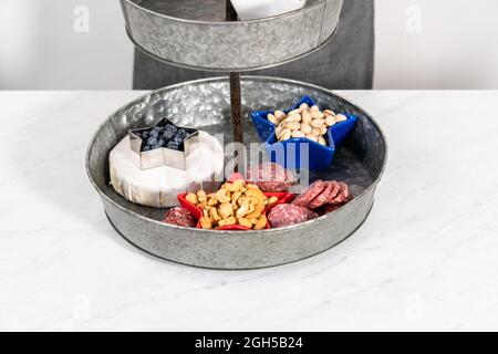 Bâtiment le 4 juillet tableau de charcuterie sur un support métallique de service à deux niveaux. Banque D'Images