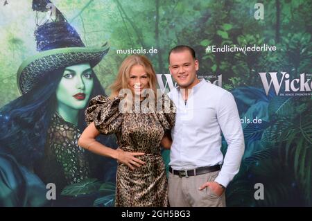 Hambourg der 05.09.2021 - Jenny Elvers mit Sohn Paul Elvers zu Gast BEI der Deutschlandpremiere des musical 'Wicked Magie zwischen gut und böse' à Ham Banque D'Images