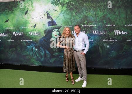 Hambourg der 05.09.2021 - Jenny Elvers mit Sohn Paul Elvers zu Gast BEI der Deutschlandpremiere des musical 'Wicked Magie zwischen gut und böse' à Ham Banque D'Images