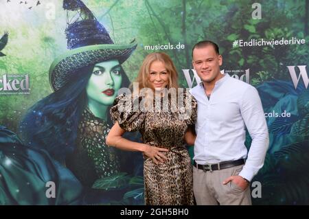 Hambourg der 05.09.2021 - Jenny Elvers mit Sohn Paul Elvers zu Gast BEI der Deutschlandpremiere des musical 'Wicked Magie zwischen gut und böse' à Ham Banque D'Images