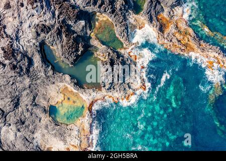Vue aérienne piscine naturelle au bord de l'océan, Mosteiros, Sao Miguel. Açores Banque D'Images