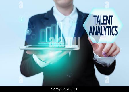 Affiche manuscrite Talent Analytics. Présentation de l'entreprise exploration des données et technique d'analyse d'entreprise pour les données sur les talents femme en costume tablette de maintien Banque D'Images