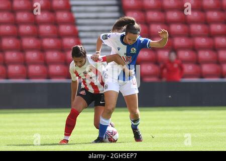 SUNDERLAND, ROYAUME-UNI. 5 SEPT Natasha Fenton, de Blackburn Rovers, et Maria Farrugia, de Sunderland, en action pendant le match de championnat féminin FA entre Sunderland et Blackburn Rovers au Stade de Light, Sunderland, le dimanche 5 septembre 2021. (Crédit : will Matthews | MI News) crédit : MI News & Sport /Alay Live News Banque D'Images