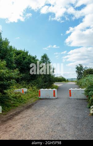 Bloquer la route à l'aide de blocs de béton. Banque D'Images