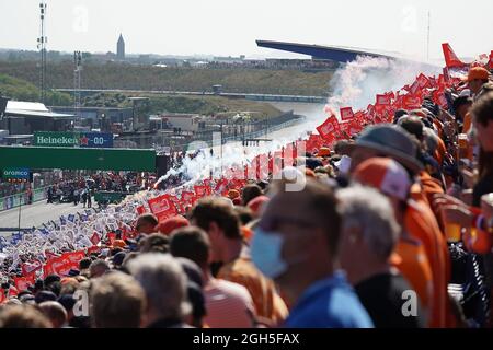 Zandvoort, pays-Bas. Le 05septembre 2021. Motorsport: Championnat du monde de Formule 1, Grand Prix de Hollande, course. Des grands-stands emballés à la course de Zandvoort. Credit: Hasan Bratic/dpa/Alay Live News Banque D'Images