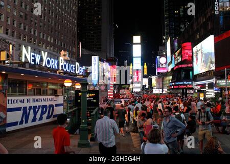 New York, Etats-Unis - 5 août 2014: Times Square la nuit est une importante intersection commerciale, destination touristique, centre de divertissement et quartier i Banque D'Images