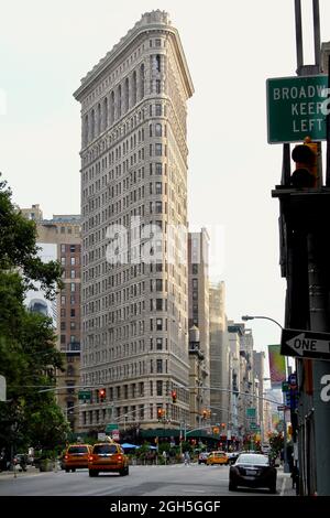 Le Flatiron Building est un bâtiment triangulaire de 22 étages avec cadre en acier et porte des marques situées au 175 Fifth Avenue, dans le quartier de Manhattan, aux États-Unis, à New York Banque D'Images