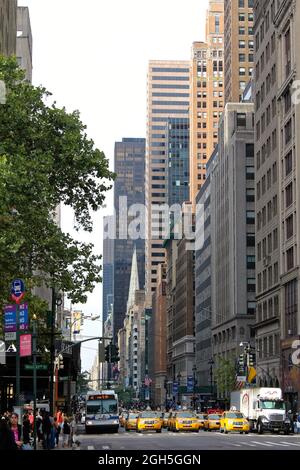 New York - 3 août 2017, taxi jaune sur la 5e Avenue à New York, États-Unis Banque D'Images