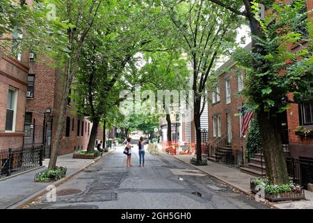 New York, Etats-Unis - 3 août 2014 : de beaux bâtiments dans Greenwich Village, quartier de Soho. Portes d'entrée avec escaliers et arbres, Manhattan New York. CLA Banque D'Images