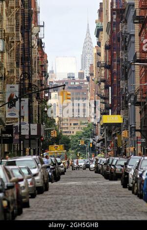 New York City, USA, Manhattan, Chrysler Building vu d'une rue animée de Manhattan, Auguste 3, 2017 Banque D'Images