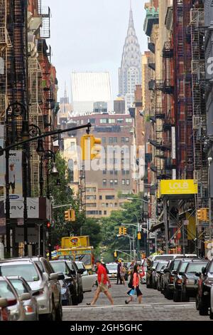 New York City, USA, Manhattan, Chrysler Building vu d'une rue animée de Manhattan, Auguste 3, 2017 Banque D'Images