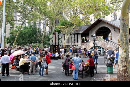 New York, États-Unis - 3 août 2017 : groupe de Chinois âgés dans le parc Columbus de Chinatown Banque D'Images